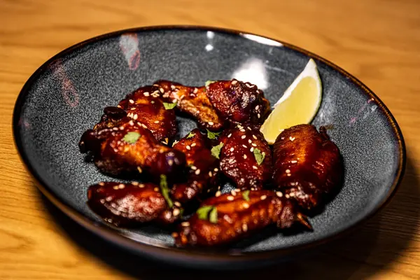 Asas de frango com molho BBQ